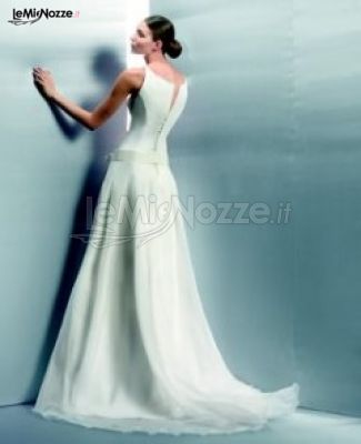 Vestito da sposa con cinta e chiusura a bottoni sul retro