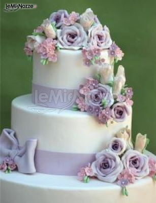 Torta lavanda con decorazioni floreali di Forever Wedding Planner