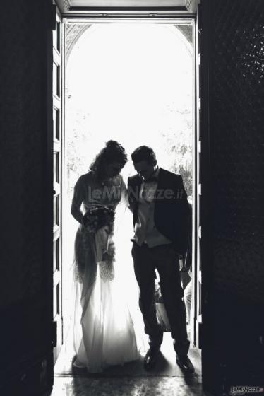 Stefano Scelzi Fotografo - Sposi in controluce in bianco e nero