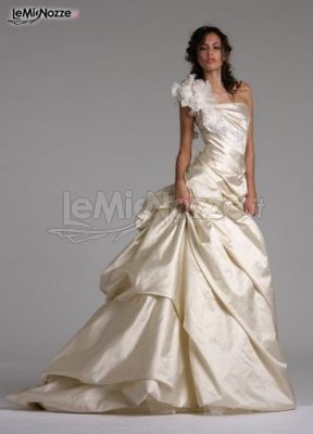 Splendido abito da sposa dalla gonna voluminosa dell'Atelier IoSposa di Bologna