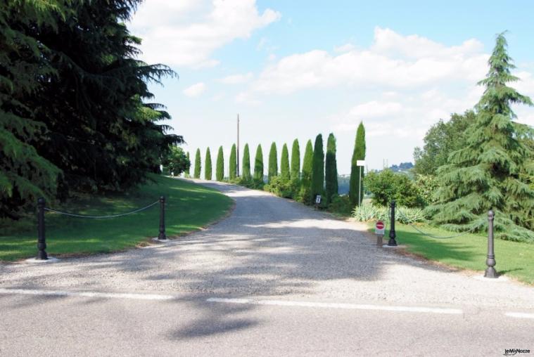 Villa Fabio - Il viale di ingresso con il parcheggio