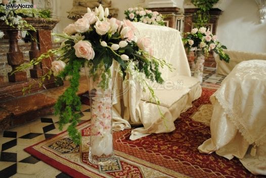 Fiori per l'altare della chiesa di matrimonio