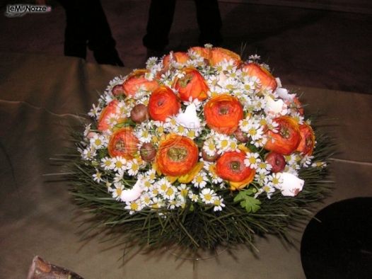 Composizione floreale con fiori secchi per il ricevimento di nozze
