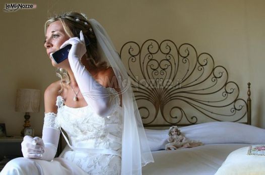 La sposa parla al telefono prima della cerimonia