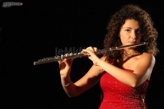 Cecilia durante un'esecuzione di un brano con il flauto