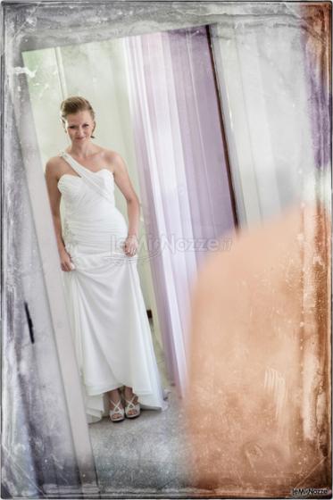 Foto della sposa mentre di guarda allo specchio