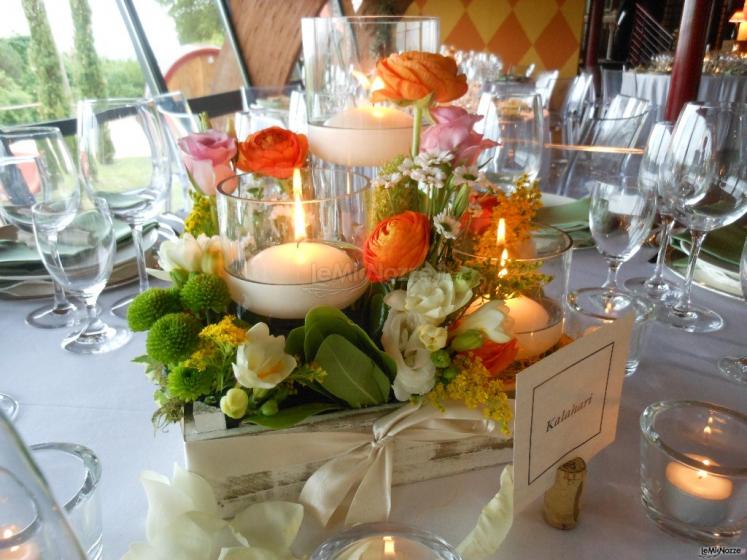 Colori e luci in tavola con fiori