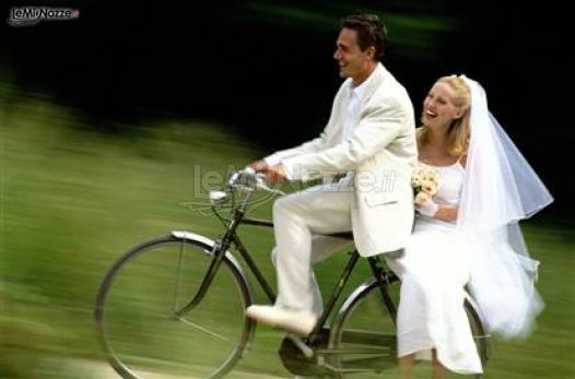 Fotografia degli sposi in bicicletta