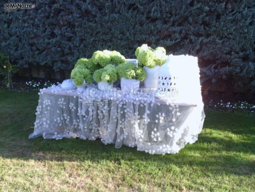 Allestimento tavolo per il ricevimento di matrimonio in giardino