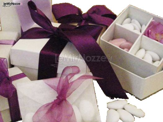 Confetteria del Cuore - Scatole bianche e nastri viola per le bomboniere di matrimonio