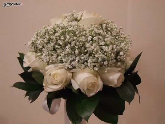 Bouquet per la sposa composto da nebbioline e rose bianche