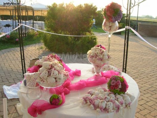 Tavolo bomboniere decorato con sfere floreali