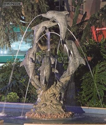 Fontana con delfini nel giardino della location di nozze