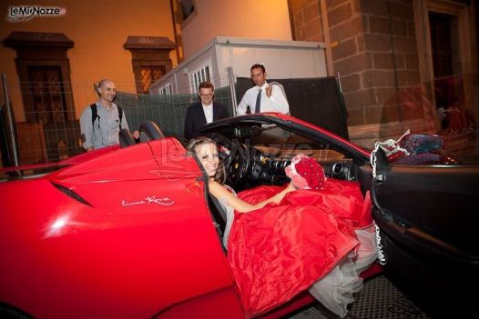 La sposa scende dalla Ferrari