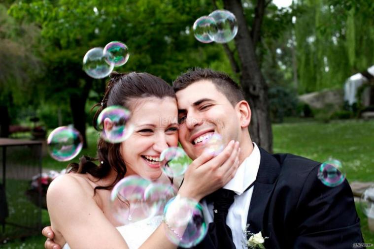 Gli sposi avvolti dalle bolle di sapone