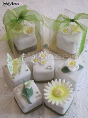 Mini torte glassate per il matrimonio