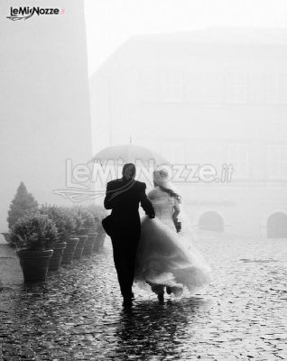 Foto degli sposi sotto la pioggia