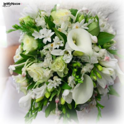 Bouquet romantico con calle e fiorellini bianchi