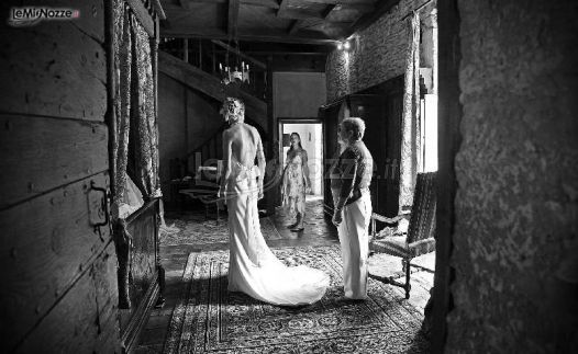 Scatto fotografico in bianco e nero della sposa