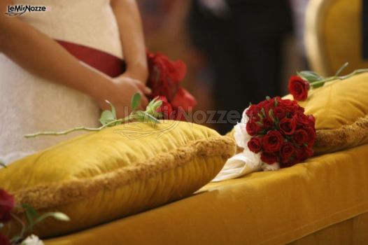 Il bouquet della sposa di rose rosse