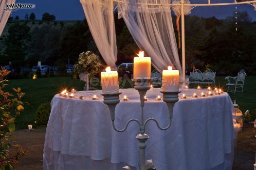 Allestimento con candele per le nozze