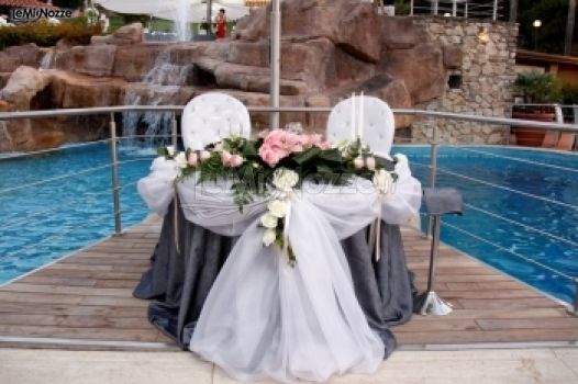 Maxim Catering  - Tavolo degli sposi a bordo piscina