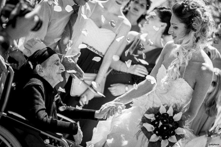 Matrimonio in Liguria Gli sposi con la nonna - Rossella Putino Photographer