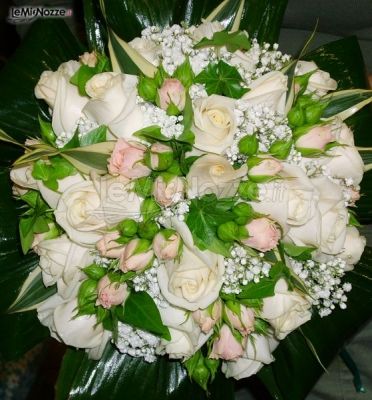 Bouquet di rose bianche e rosa per la sposa