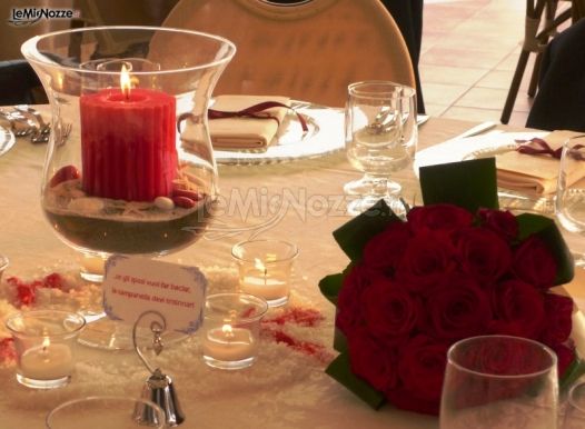 Centrotavola con bouquet per il ricevimento di matrimonio