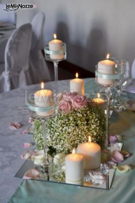 Centrotavola candele e fiori per le nozze