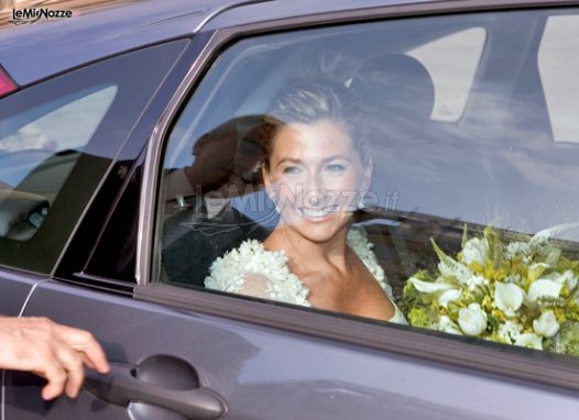 Foto della sposa sulla macchina da cerimonia