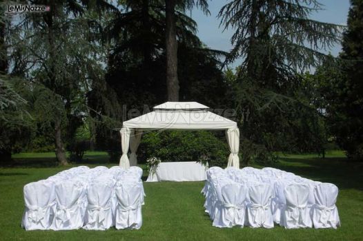 Il giardino che circonda Villa Capriati adibito per la celebrazione delle nozze
