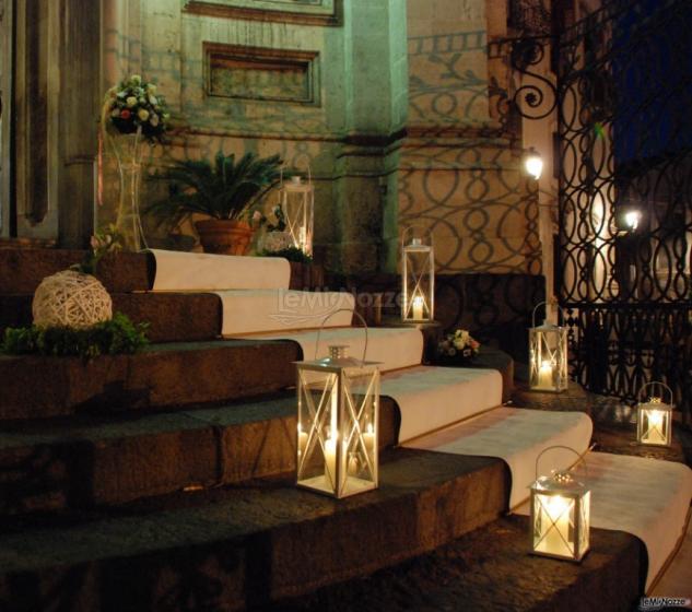 Addobbo scalinata della chiesa con lanterne - Rose e Fiori