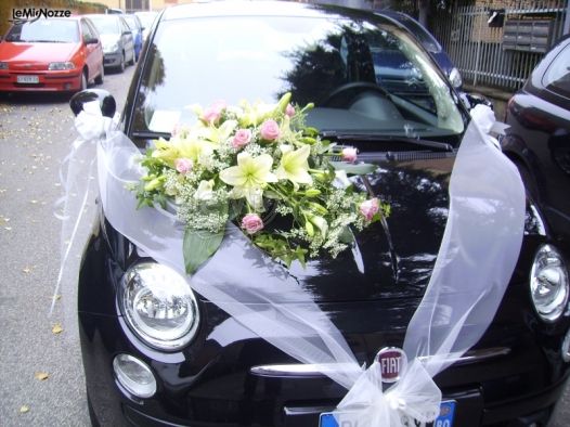 Addobbi floreali per la macchina da cerimonia di nozze