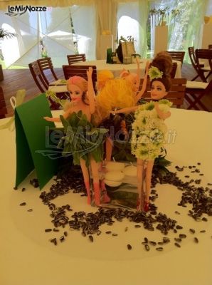 Centrotavola di fiori e candele per i tavoli delle nozze