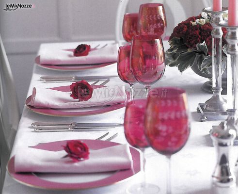 Tavolo del matrimonio allestito con rose rosse