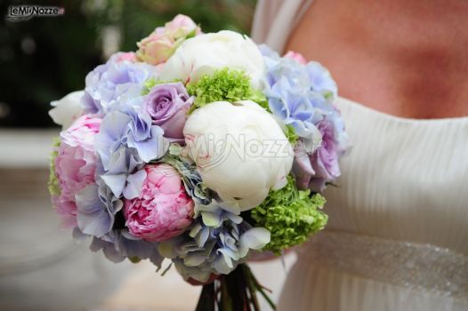 Bouquet per la sposa di peonie, rose e ortensie