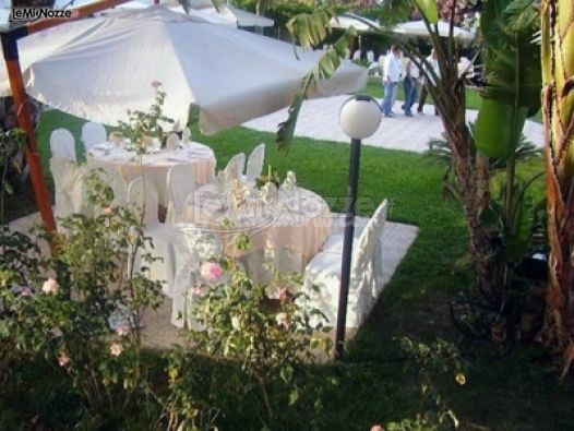 Villa Tropicana - Allestimento dei tavoli per il ricevimento sotto al gazebo