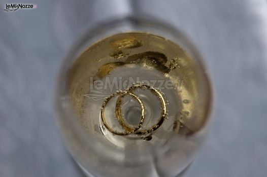 Foto del bicchiere con le fedi nuziali