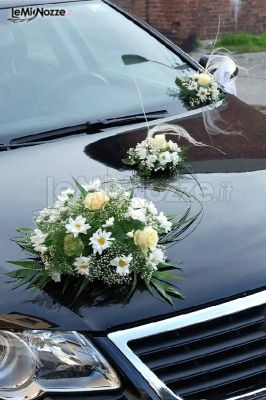 Auto per matrimonio con bouquet