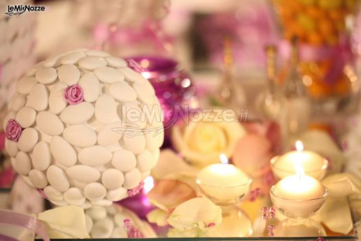 Decorazione con confetti e candele per i tavoli delle nozze