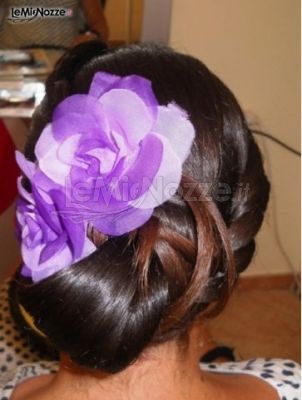 Applicazione di fiori nei capelli