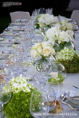 Centrotavola floreale bianco per i tavoli di matrimonio - Dordas Flowers 