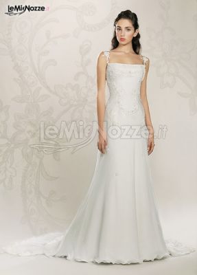 Vestito da sposa con coda sinuosa e ricami sul busto - Collezione Zaffiro Z4