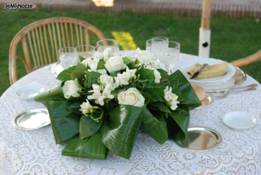 Allestimento floreale della tavola del ricevimento di nozze