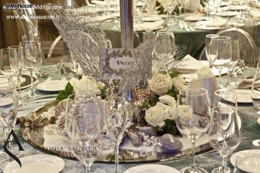 Argenti, fiori e perle per i tavoli di nozze