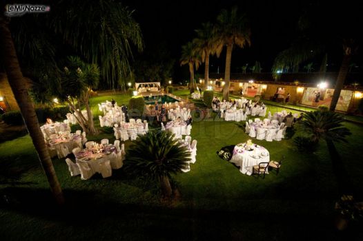 Ricevimento di matrimonio serale in giardino