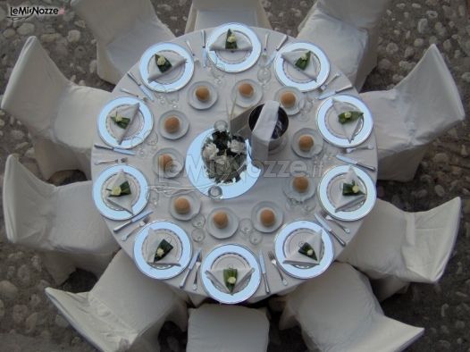Tavolo con decori floreali bianchi per le nozze