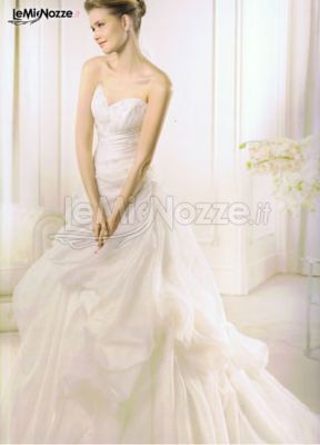 Elegante abito da sposa in stile principesco dalla gonna pomposa e corpetto a cuore