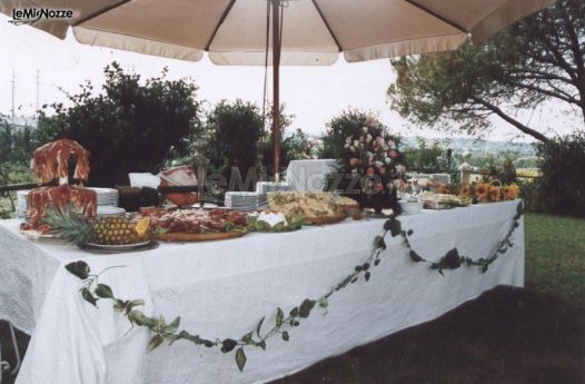 Buffet antipasto servito nel giardino della location di nozze